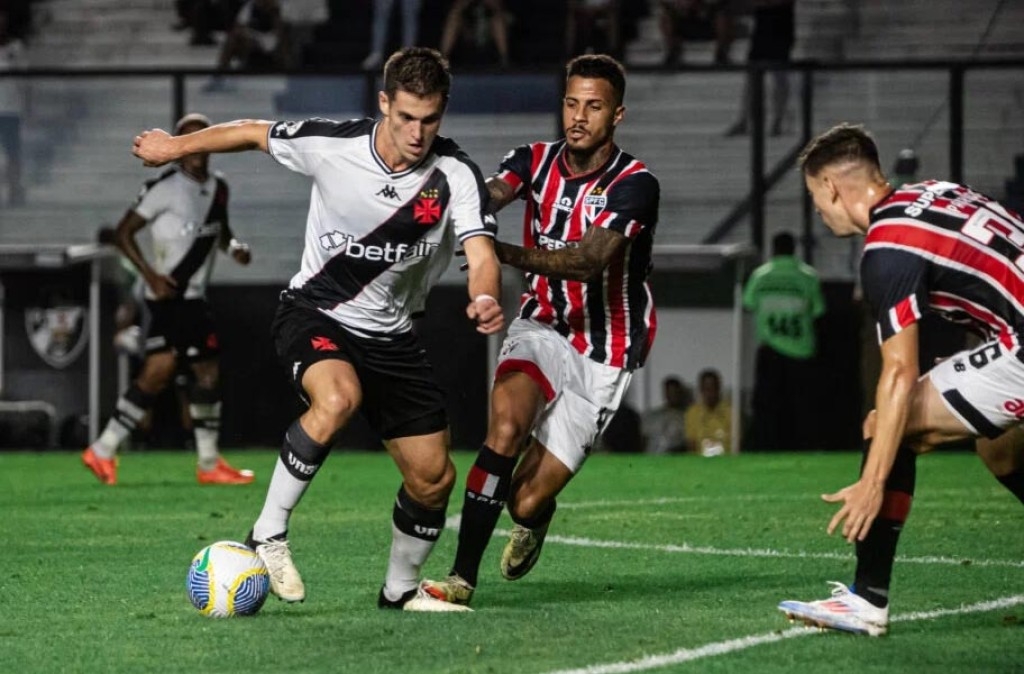 Vasco goleia São Paulo de virada e deixa zona de rebaixamento