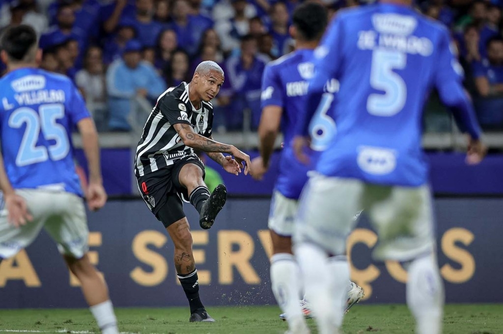 Cruzeiro e Atlético-MG empatam no Mineirão na estreia de Deyverson