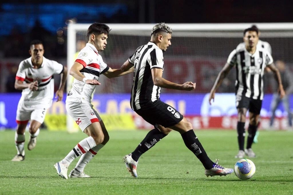 Noite de viradas e frustrações no Morumbis: São Paulo e Botafogo empatam em jogo eletrizante