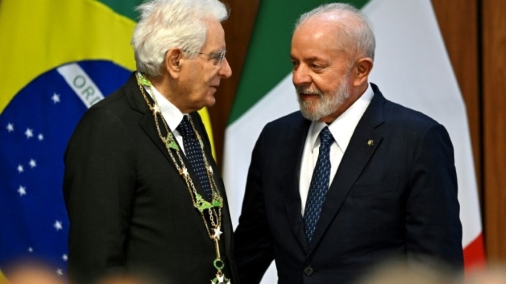 EVARISTO SA Os presidentes do Brasil e Itália, Luiz Inácio Lula da Silva e Sergio Mattarela, conversam durante uma reunião no Palácio do Planalto, em Brasília, em 15 de julho de 2024