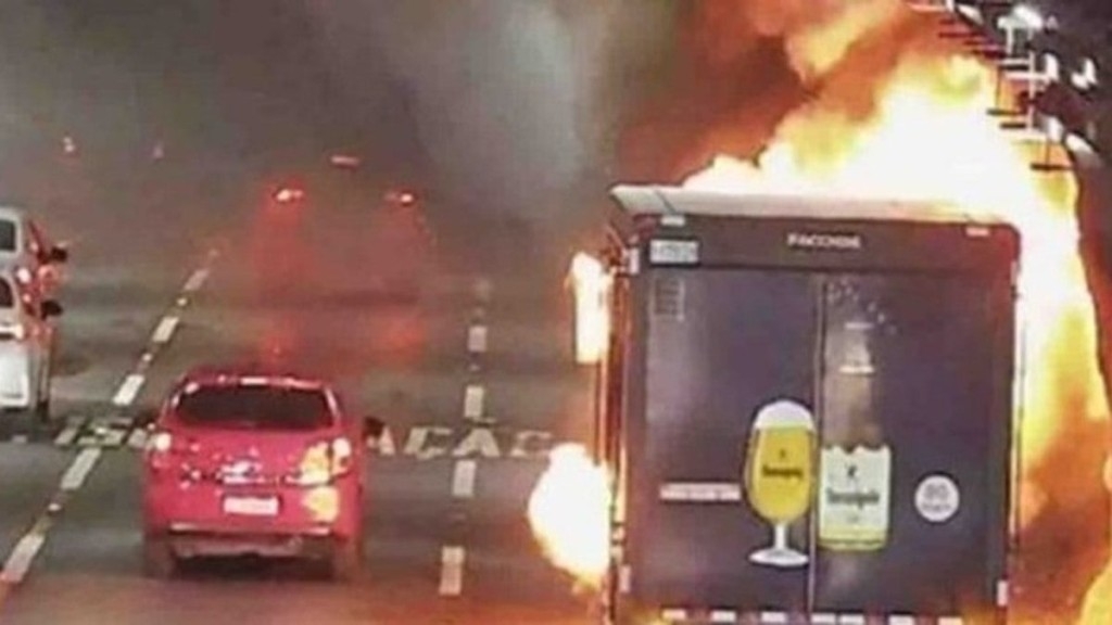 Redes sociais Caminhão de cerveja pega fogo em túnel do Rio de Janeiro e causa pânico e comoção em volta Um incêndio no Túnel da Covanca, na Linha Amarela da cidade o Rio de Janeiro, causou pânico na