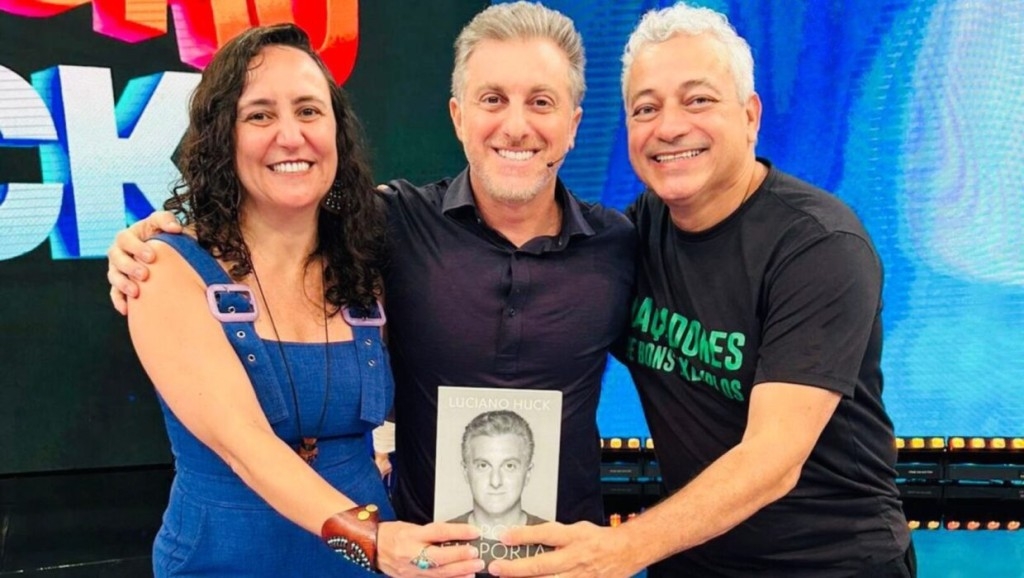 Luciano Huck homenageou o casal no @domingao e ainda presenteou o casal com seu livro: "De porta em porta!"