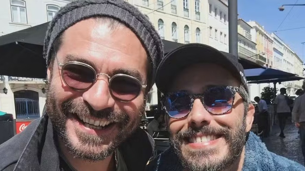 Thiago Rodrigues ‘esbarra’ com Thiago Lacerda em Portugal e faz selfie: ‘Adorei’