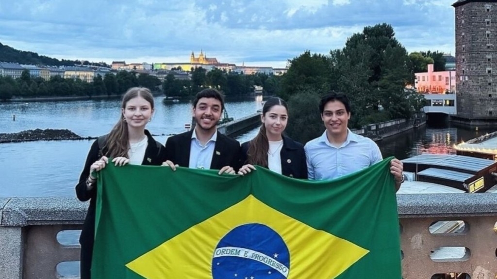 Pedro Reis Brasil termina preparação em Praga e segue para a Copa do Mundo de debates escolares, na Sérvia