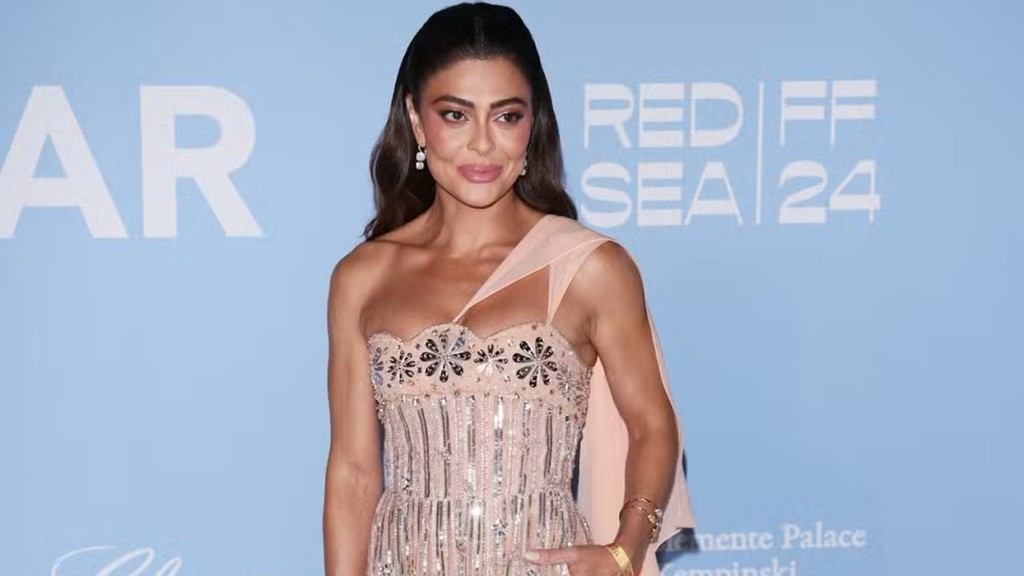 Juliana Paes brilha com vestido luxuoso em baile de gala amfAR, em Veneza: ‘Itália’