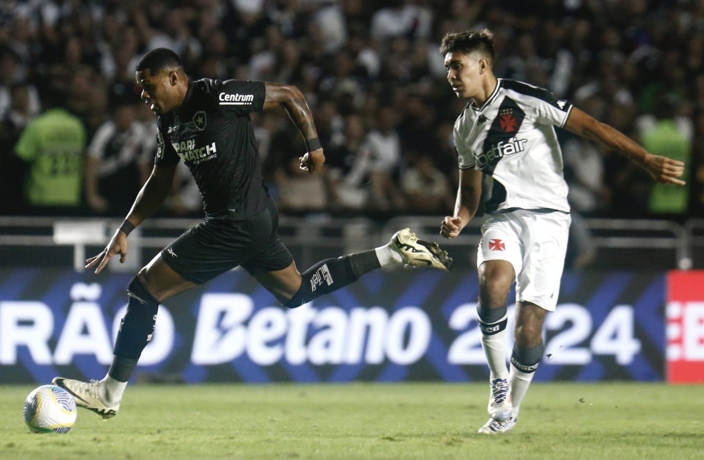 Vasco e Botafogo empatam em clássico eletrizante em São Januário