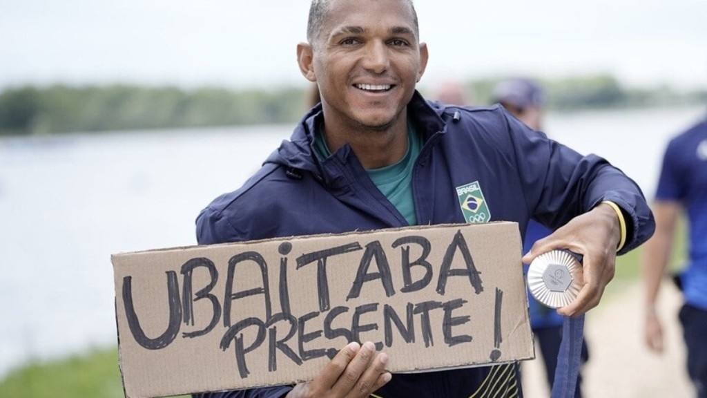 ESTADÃO CONTEÚDO Medalha de Isaquias Queiroz é danificada na comemoração com a mulher e filhos