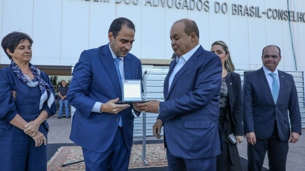 Agência Brasil OAB homenageia Ibaneis Rocha pela ajuda à entidade no dia do incêndio na sede