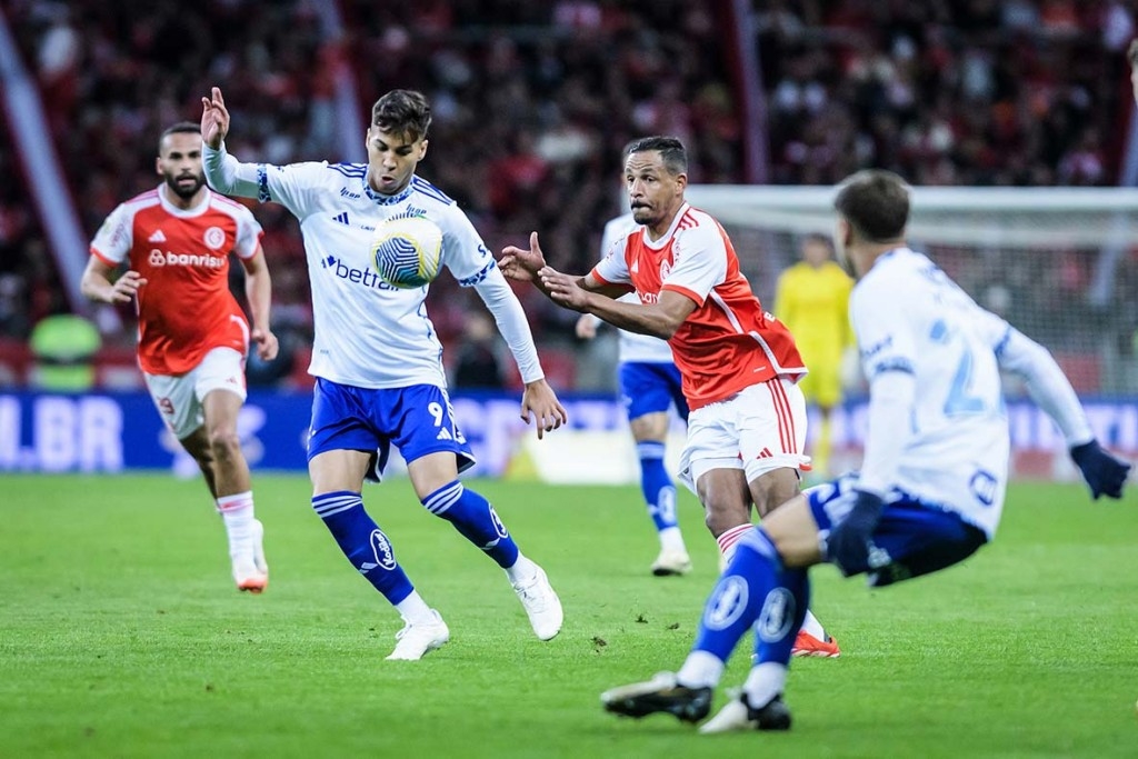 Internacional vence Cruzeiro e se afasta da zona de rebaixamento no Brasileirão