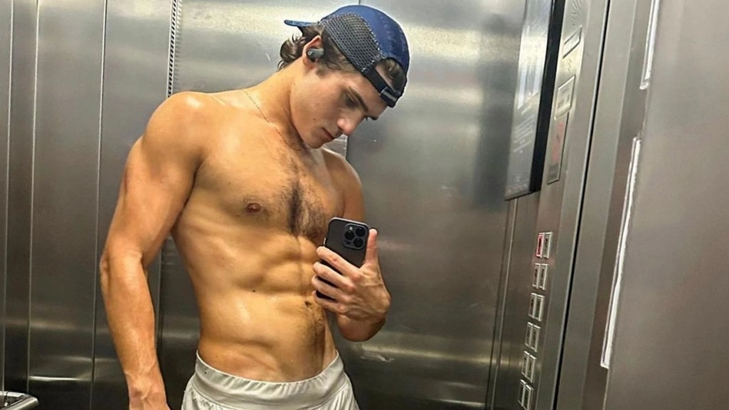 Nicolas Prattes posa sem camisa e causa alvoroços na web: ‘Sabrina passa bem’