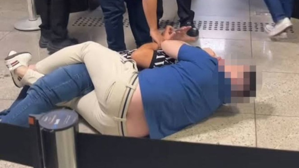 Reprodução Após travar embarque, homem apanha de outro passageiro em aeroporto do ES