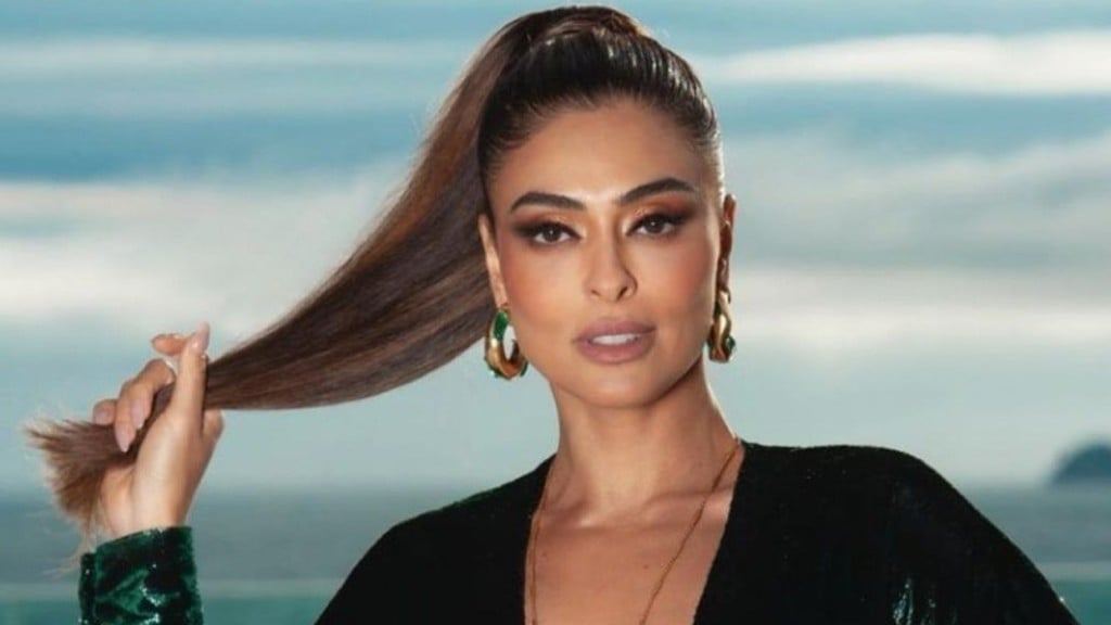 Sem biquíni em praia, Juliana Paes posa deslumbrante: ‘Impecável’