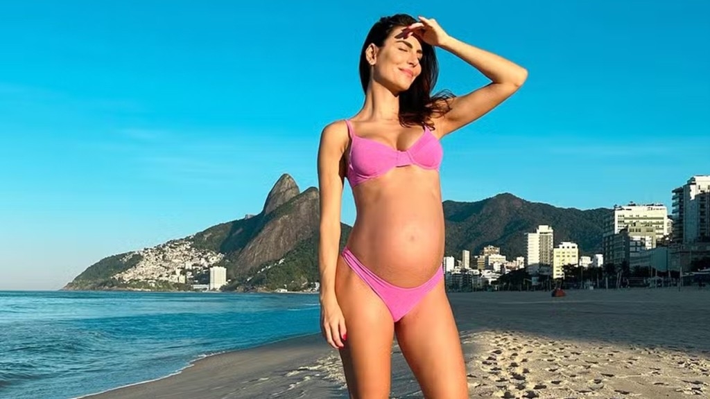 De biquíni, Mel Fronckowiak exibe barriga de grávida no mar: ‘O dia começou assim’