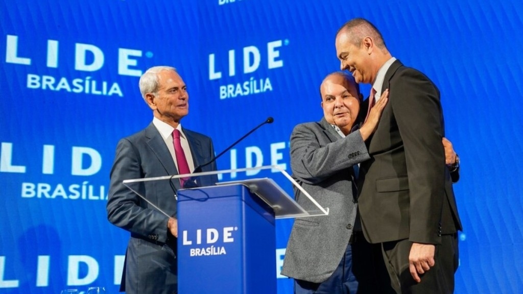 Paula Santana José Aparecido Freire homenageia mulheres empresárias do DF