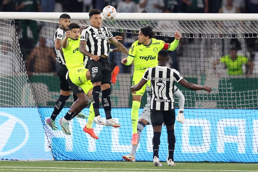 Botafogo vence Palmeiras e sai em vantagem nas oitavas da Libertadores