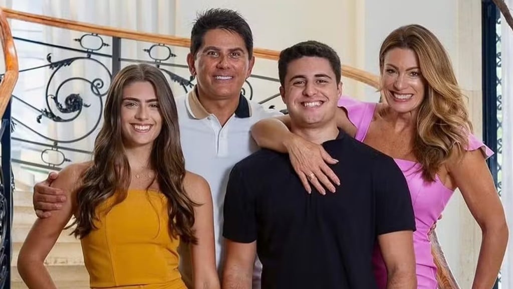 Elaine Mickely posa com filho antes dele se casar e se declara: ‘A mulher da sua vida’