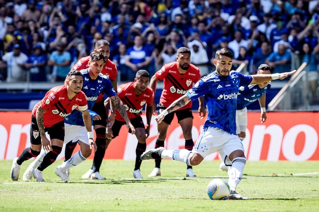 Cruzeiro vence Atlético-GO e sobe na tabela do Brasileirão