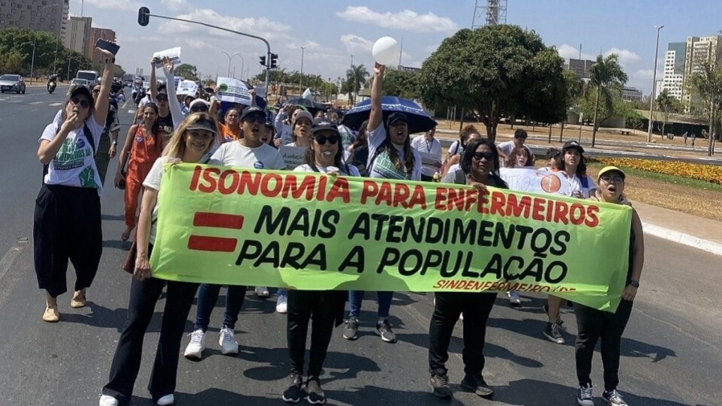 Tiago Fernandes Enfermeiros fazem protesto na área central de Brasília