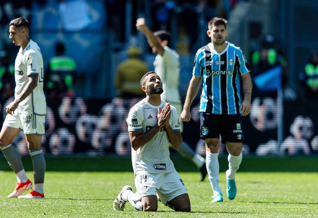 Grêmio retorna à Arena após enchentes e perde para Atlético-MG em jogo emocionante