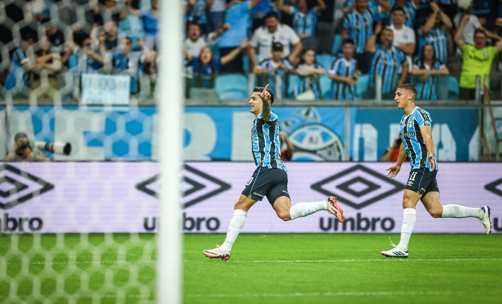 Grêmio vence Flamengo e se afasta da zona de rebaixamento