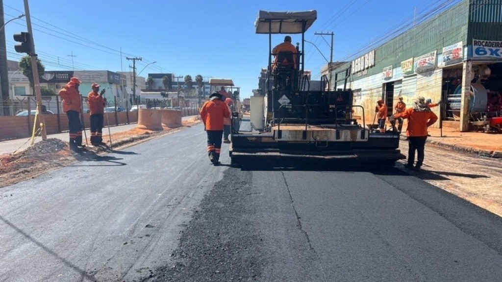 Agência Brasília Em 36 horas, asfalto chega a trecho abandonado por empreiteira na Hélio Prates