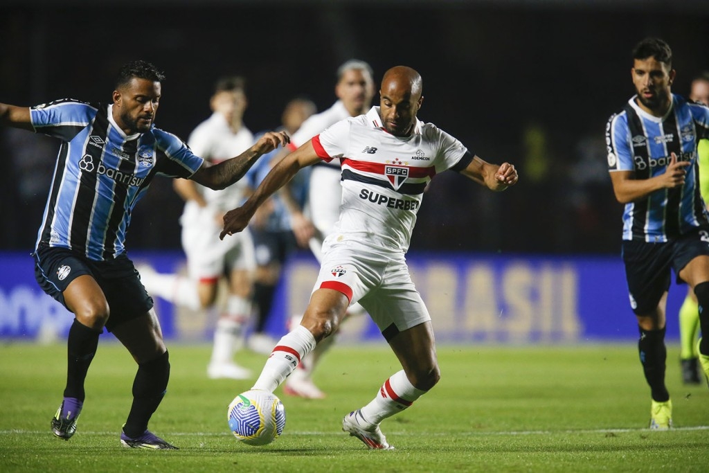 São Paulo vence o Grêmio e retorna ao G4 do Brasileirão