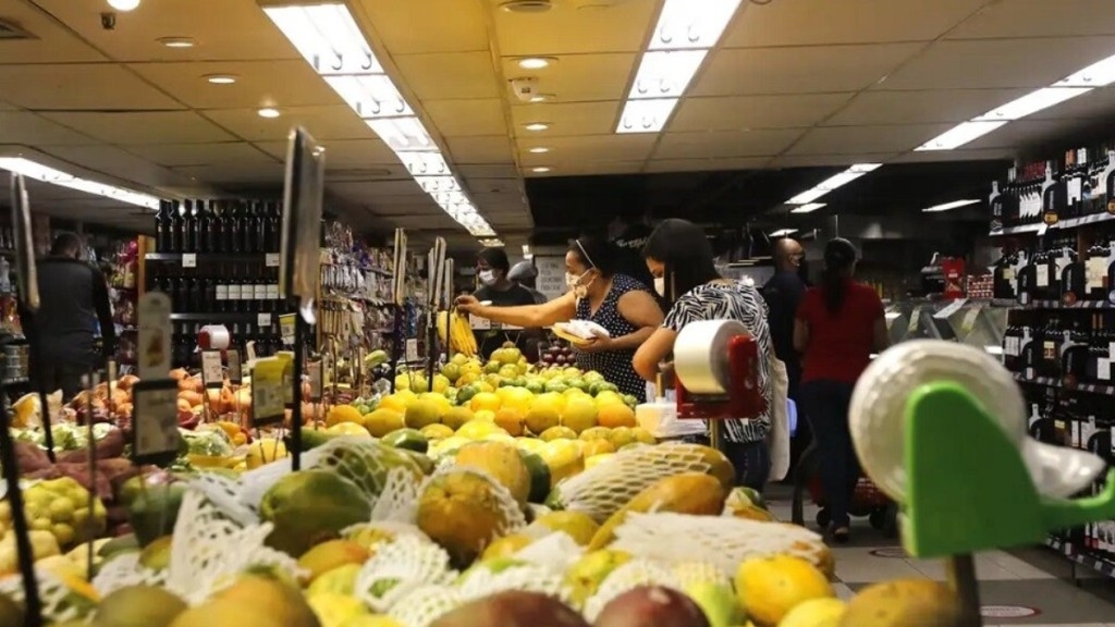 Agência Brasil Com alta de 1,2% em maio, comércio cresce pelo 5º mês seguido