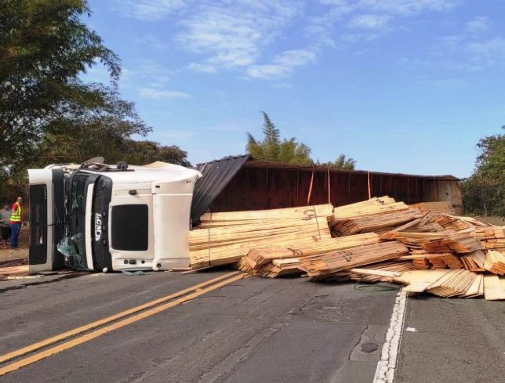 Carreta com carga de madeira tomba e interdita pistas da BR-153