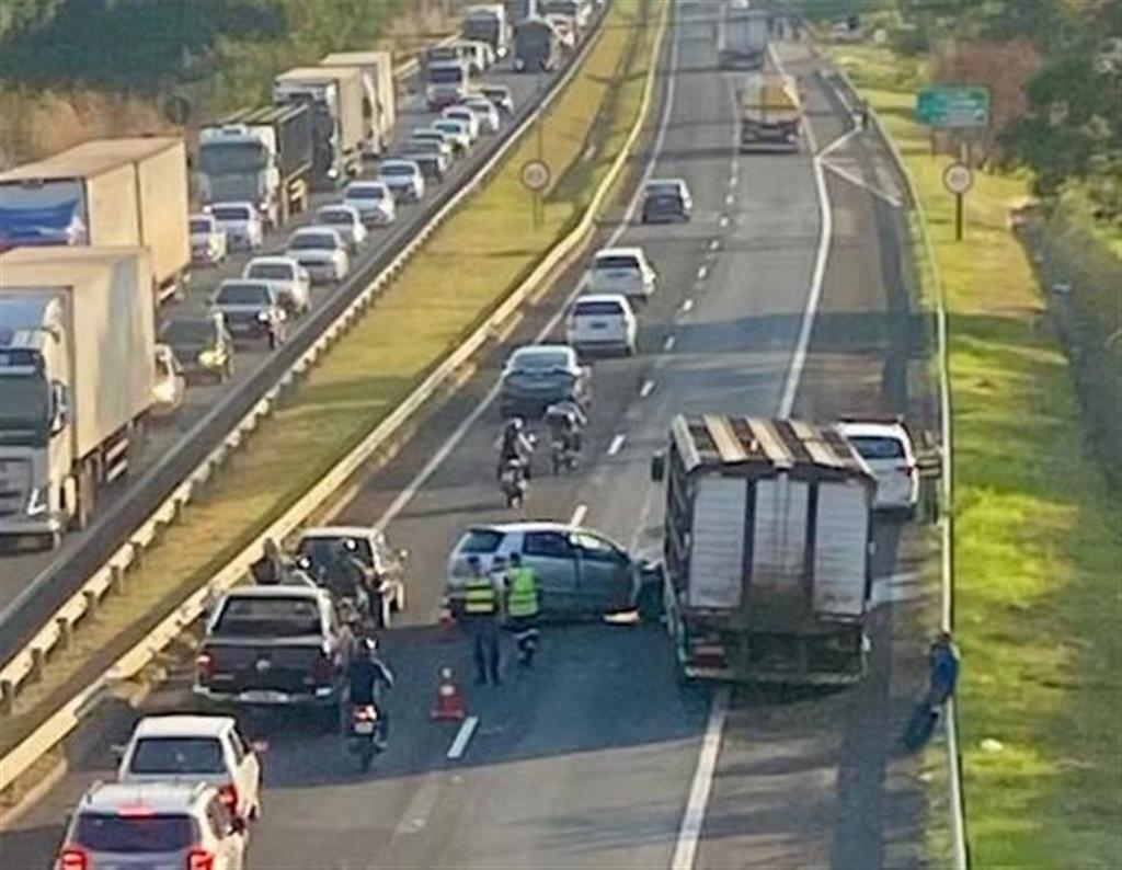 Colisão no contorno deixa feridos e congestiona rodovia – Reprodução/TV Tem- Sarah Bonini