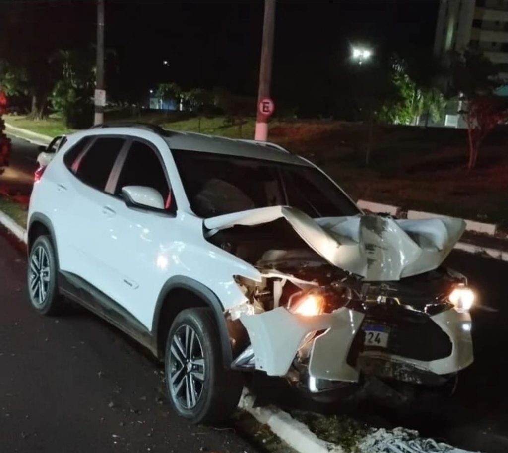 Carro abandonado após colisão em poste em grande avenida de Marília