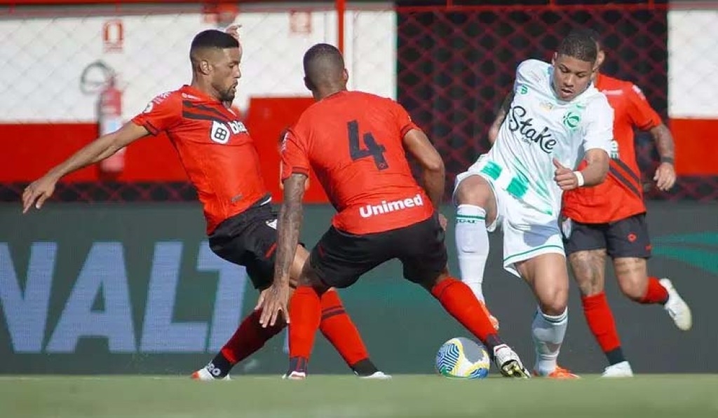 Atlético-GO vence Juventude por 2 a 1 e respira na luta contra o rebaixamento