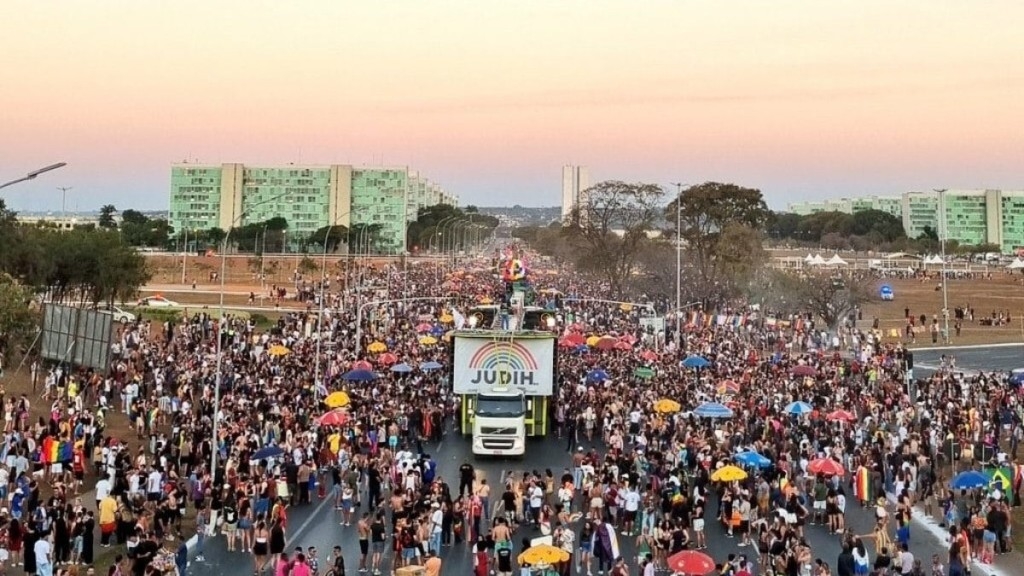 Caio Barbieri Parada do Orgulho de Brasília reúne milhares de pessoas para celebrar a diversidade