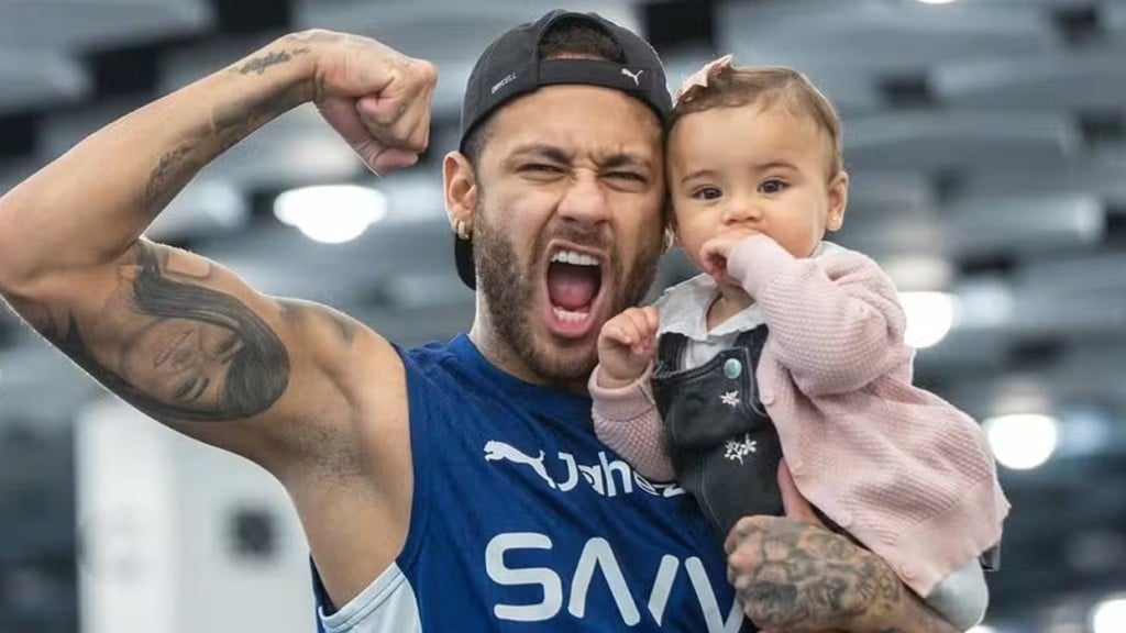 Neymar posa com Mavie no colo durante treino na academia: ‘Papai babão’