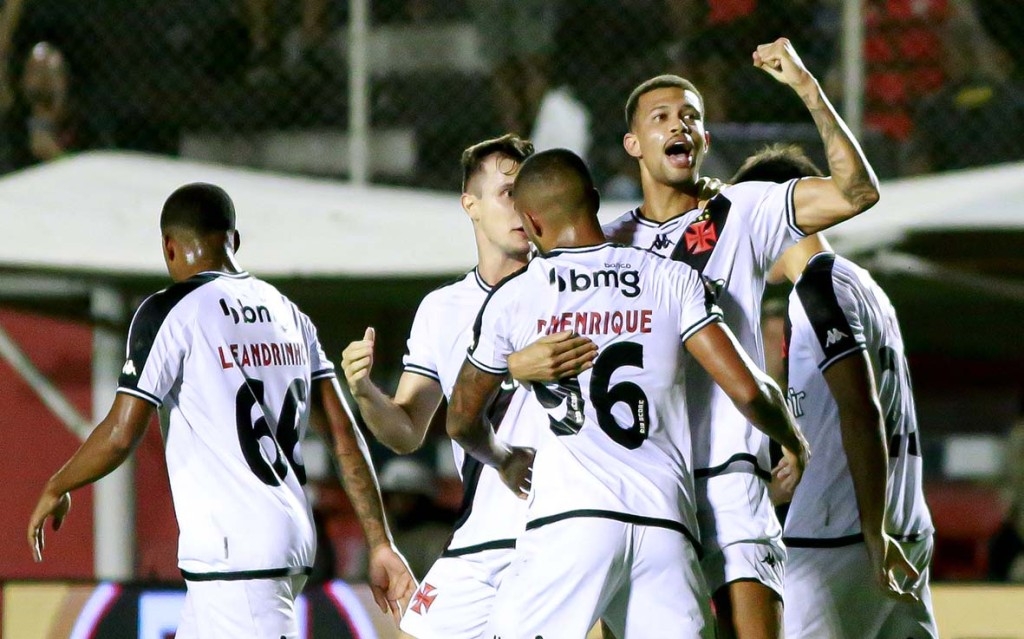 Vasco vence o Vitória e amplia sequência invicta no Brasileirão