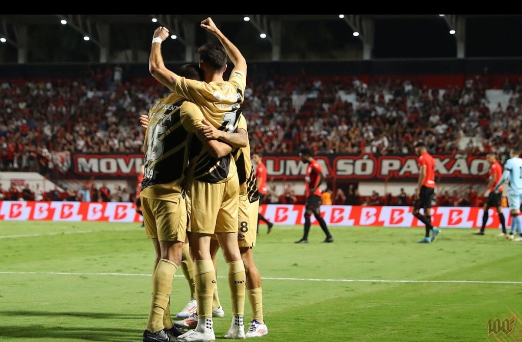 Athletico vira o jogo e conquista vitória importante contra o Atlético Goianiense