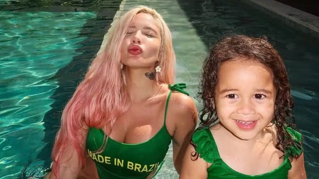 Karoline Lima e a filha entram no clima olímpico e usam maiô do Brasil: ‘Perfeitas’