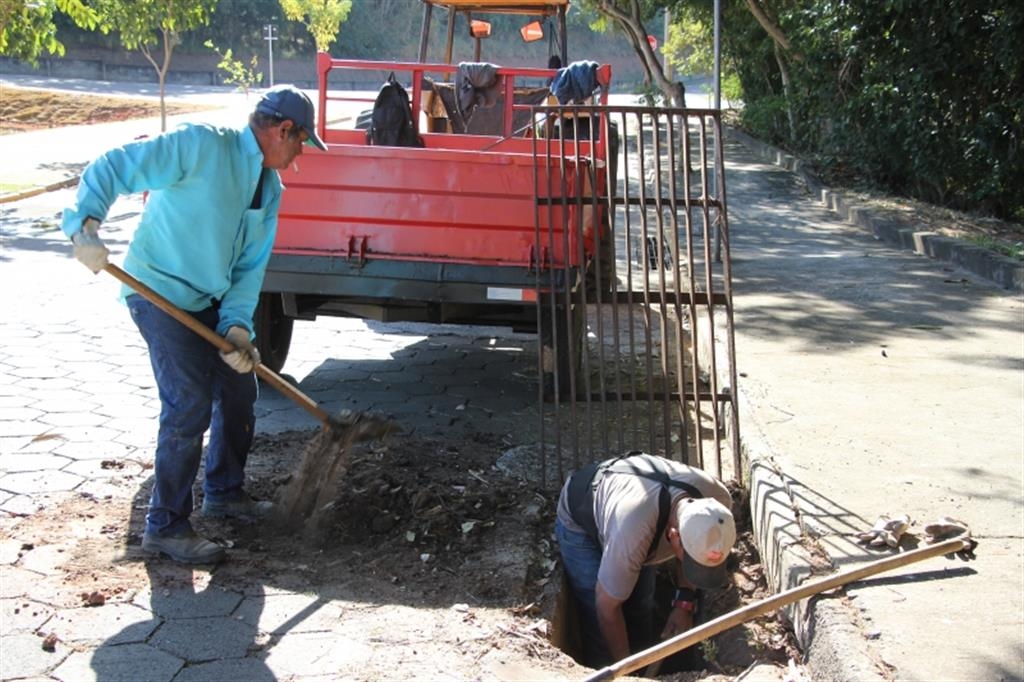 Limpeza retira seis toneladas de entulho em bueiros de Garça e lixo reciclável