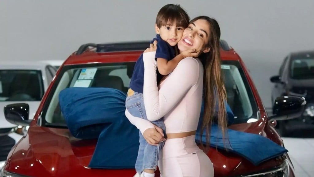 Deniziane recebe carro que conquistou no ‘BBB 24’: ‘É tudo por você, meu filho’