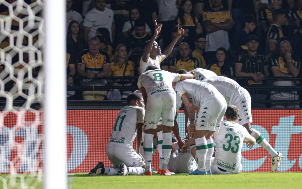 Cuiabá vence de goleada e sai da lanterna do Brasileirão