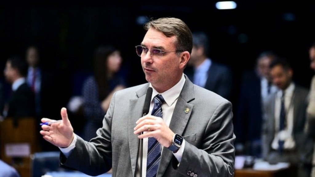 ESTADÃO CONTEÚDO Juiz corrobora tese de Flávio Bolsonaro ao apontar ‘grupo criminoso’ na Receita