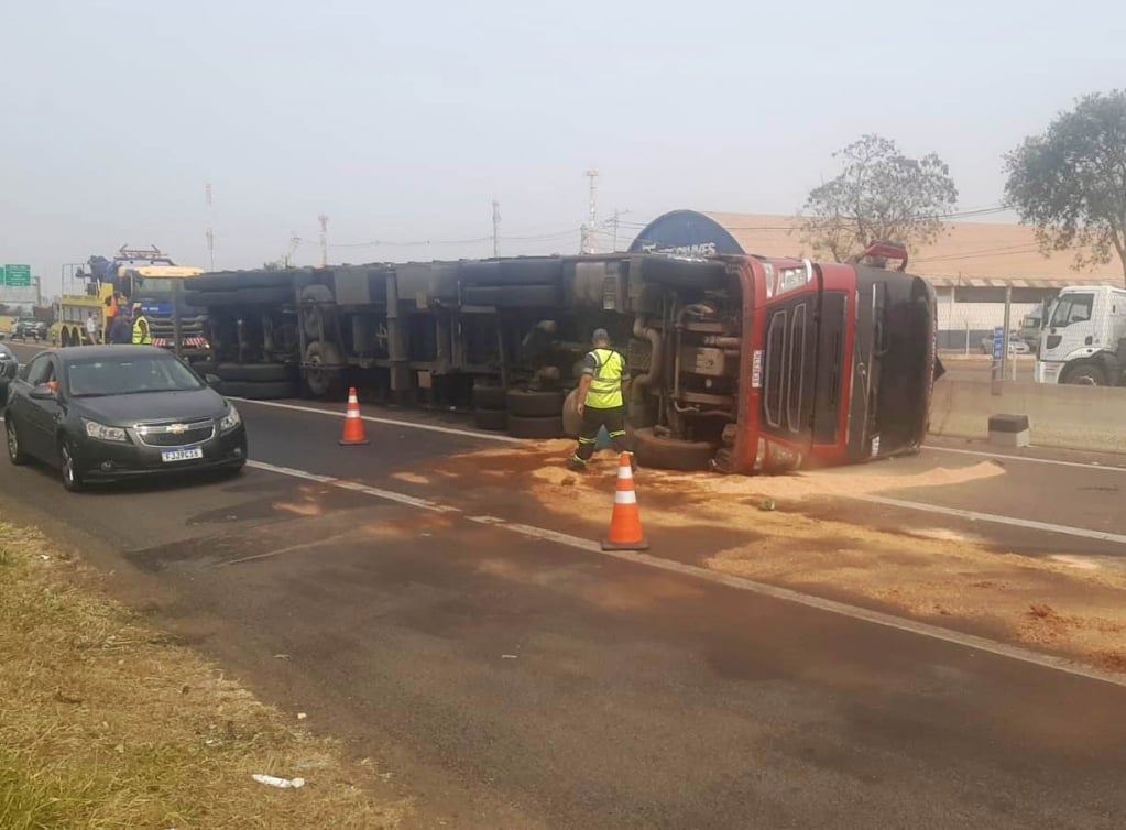 Carreta tomba e complica trânsito no contorno de Marília