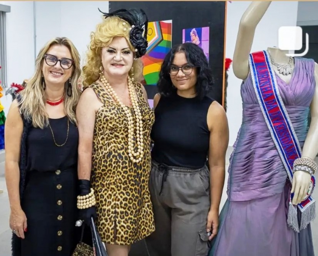 Carol Montoro, Serena e Raissa Guinda no lançamento da mostra na biblioteca da Câmara – reprodução