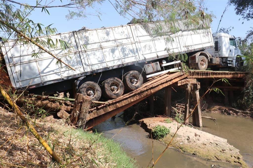 Ponte cede e carreta entala em vicinal de Marilia; prefeitura aponta sobrecarga