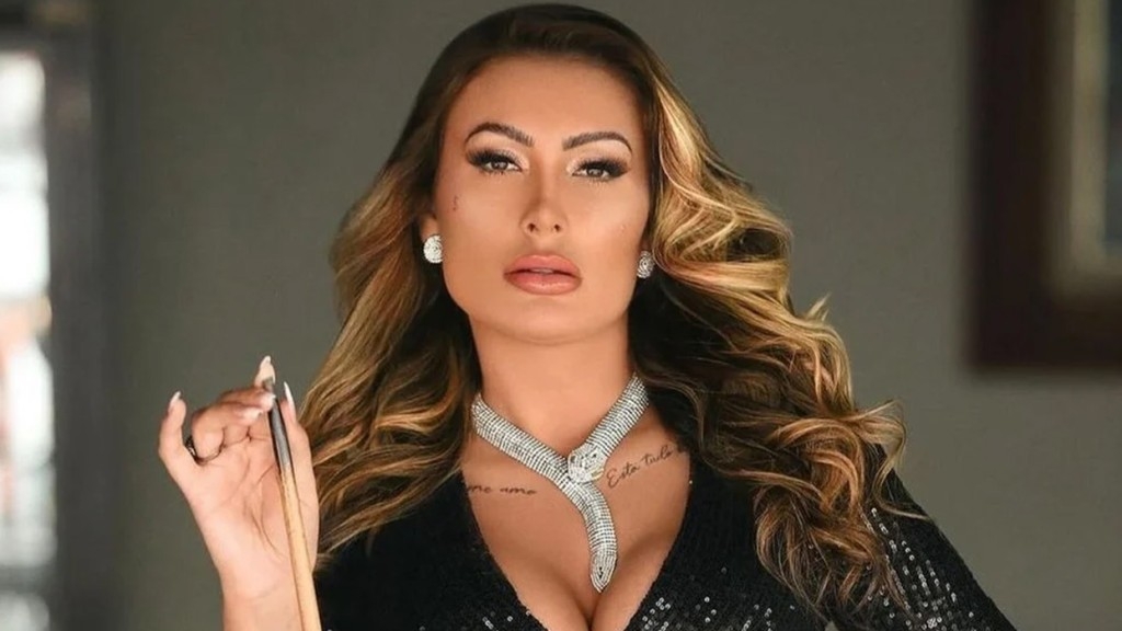 Andressa Urach faz bifurcação na língua e mostra resultado: ‘Não consigo falar’