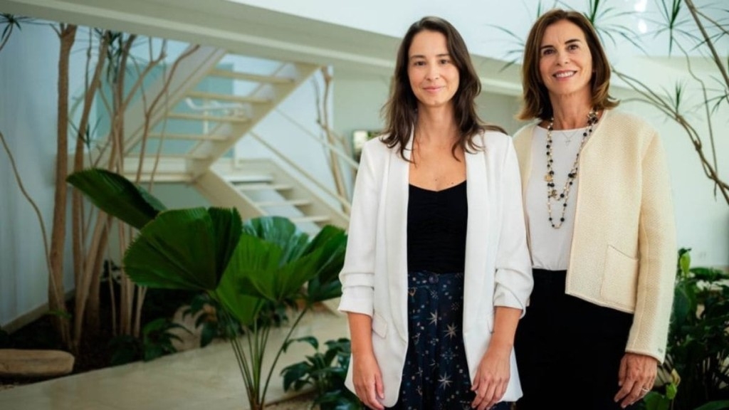 Fernanda Moura Auristela e Bruna Constantino recebem empresários e filantropos em coquetel