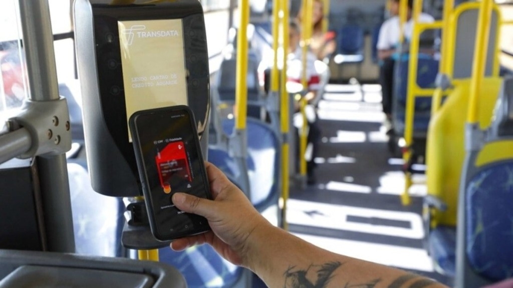 Agência Brasília Mais de 50 linhas de ônibus deixam de aceitar dinheiro como pagamento na segunda-feira