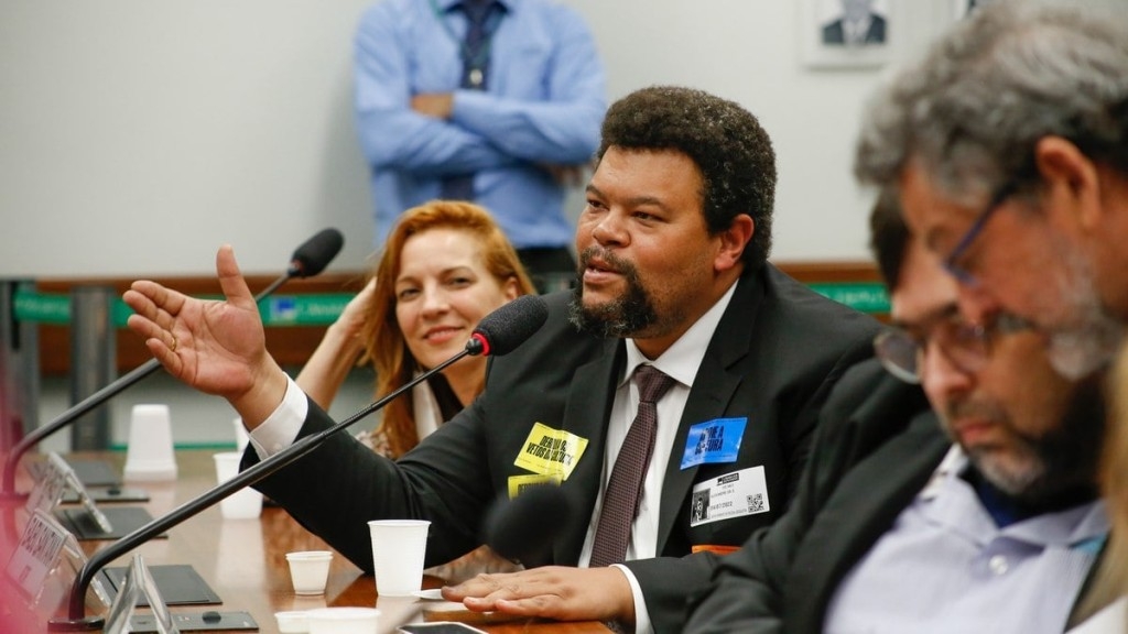 Elaine Menke/Câmara do Deputados Babu Santana discursa na Câmara dos Deputados, em 2022, em ocasião da derrubada dos Vetos às Leis Paulo Gustavo e Aldir Blanc 2