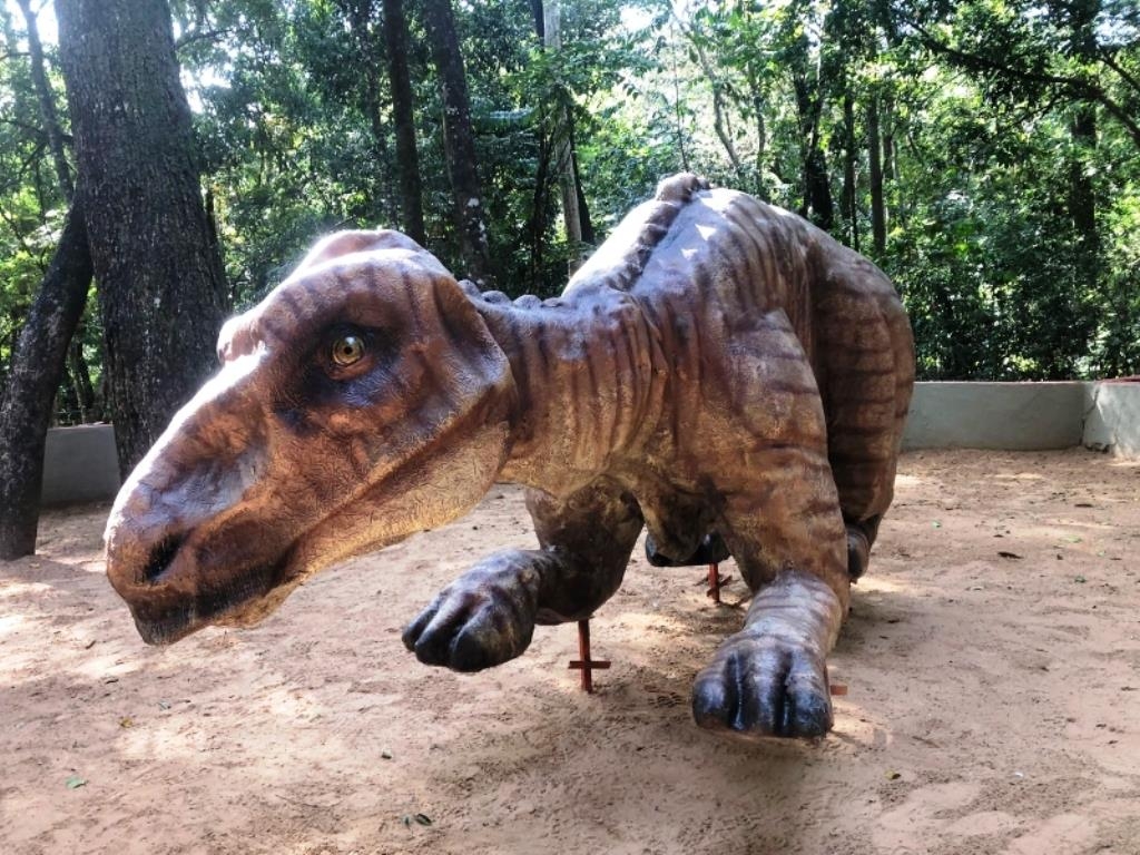 Revitalização do bosque recebe primeiras réplicas de dinossauros em Marília