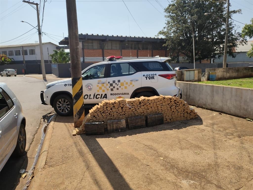 Motorista abandona carro com 550kg de maconha após fuga em Santa Cruz