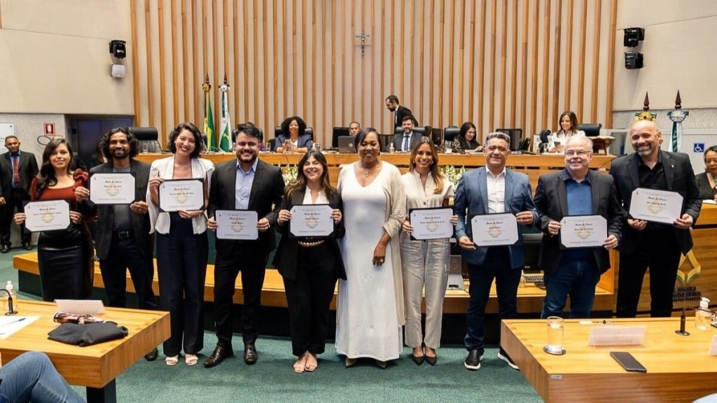 Emanuelly Fernandes Câmara Legislativa do DF homenageia jornalistas com moções de louvor